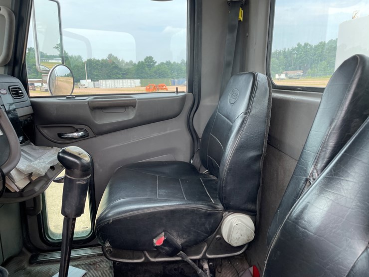 2011-peterbilt-365-image-61