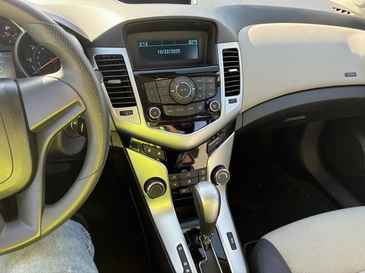 2014-chevrolet-cruze-sedan-image-13