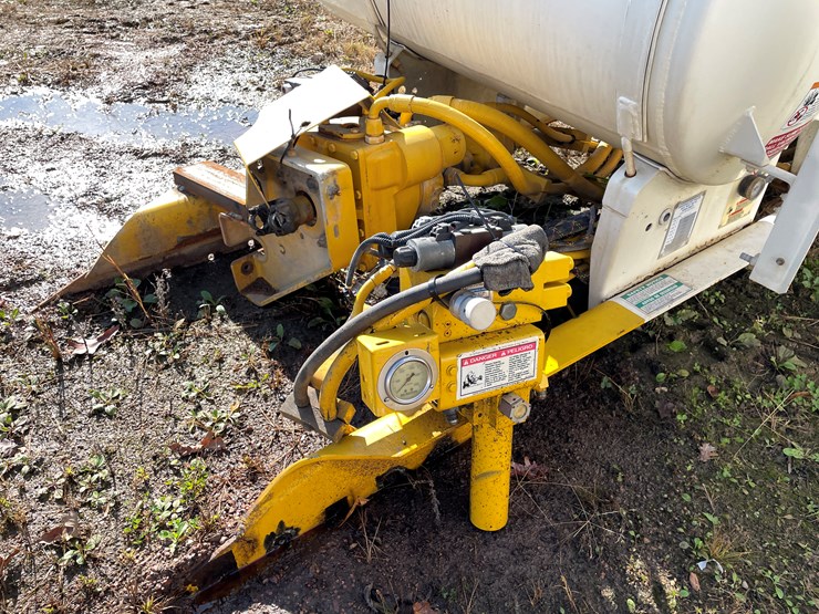 #3373-•-mcneilus-cement-mixer-drum-with-chutes-and-controls-image-6