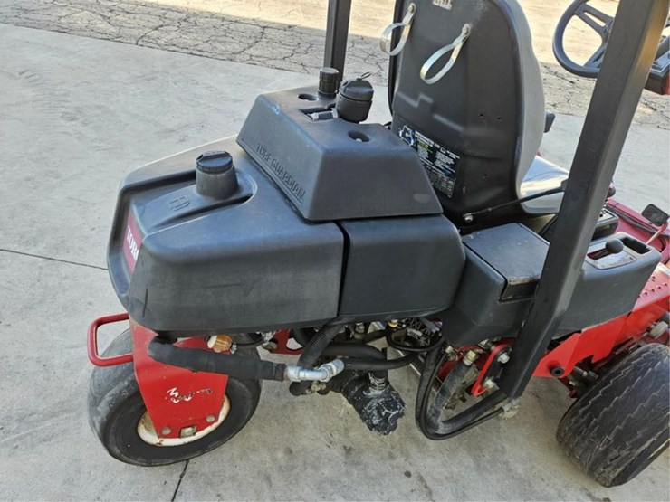 #2530-•-toro-3150-greensmaster-greens-mower-image-13
