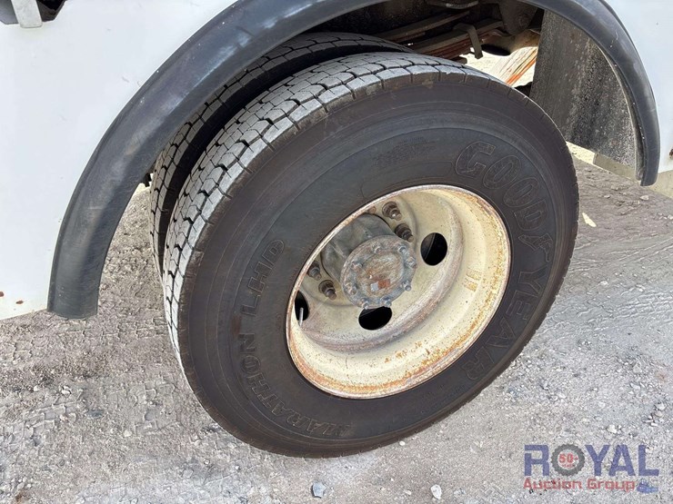 2009-gmc-c8500-altec-dm47-47ft-insulated-derrick-digger-truck-image-66