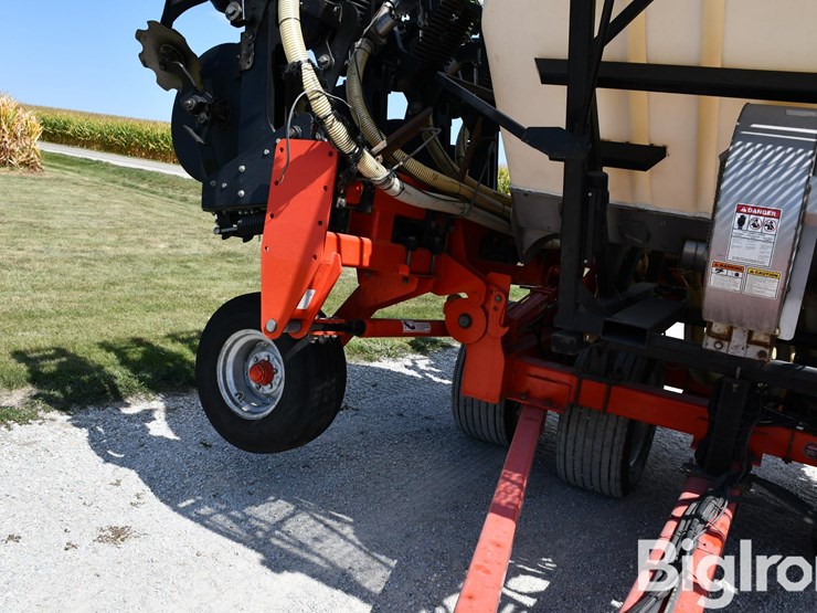 2017-kuhn-1205-gladiator-12-row-strip-till-image-11