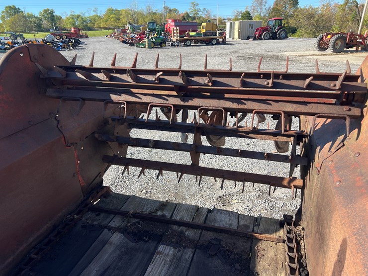 new-holland-327-image-5