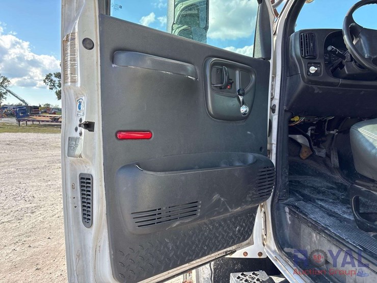 2009-gmc-c8500-altec-dm47-47ft-insulated-derrick-digger-truck-image-52