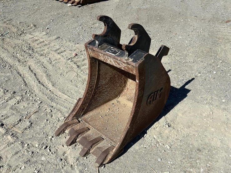 excavator-bucket-w/-teeth-18"-image-1