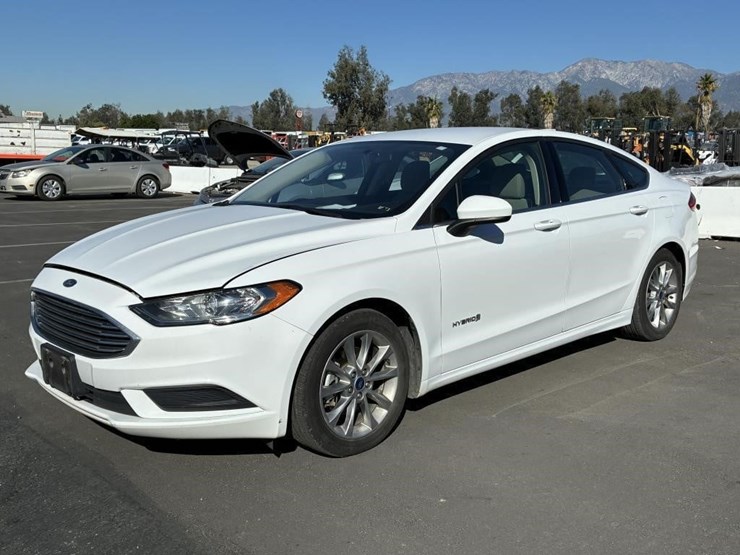 2017-ford-fusion-sedan-image-1