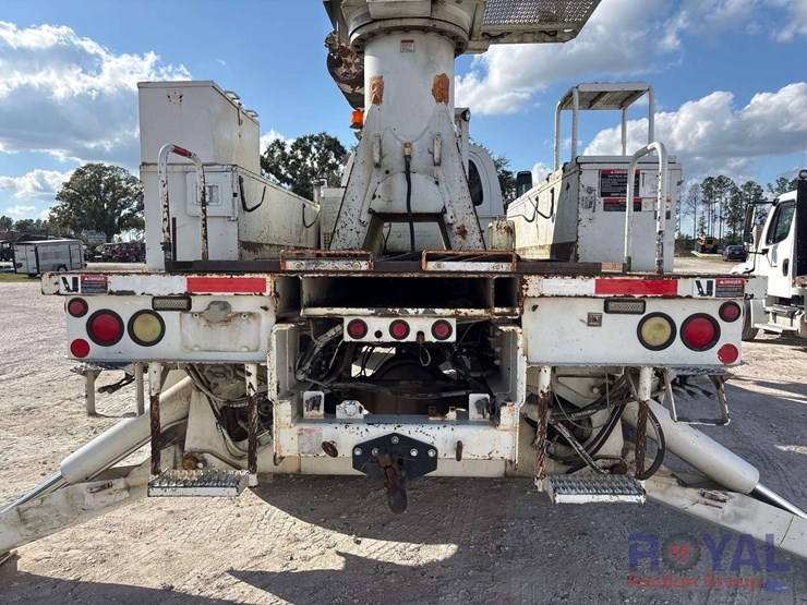 2009-gmc-c8500-altec-dm47-47ft-insulated-derrick-digger-truck-image-37