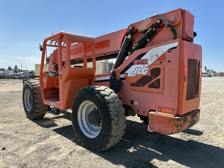 2013-jlg-8042-image-4