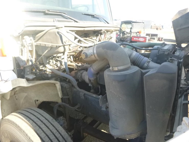 2001-freightliner-fl70-image-16