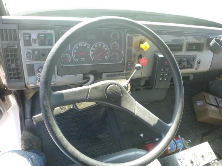 2001-freightliner-fl70-image-15