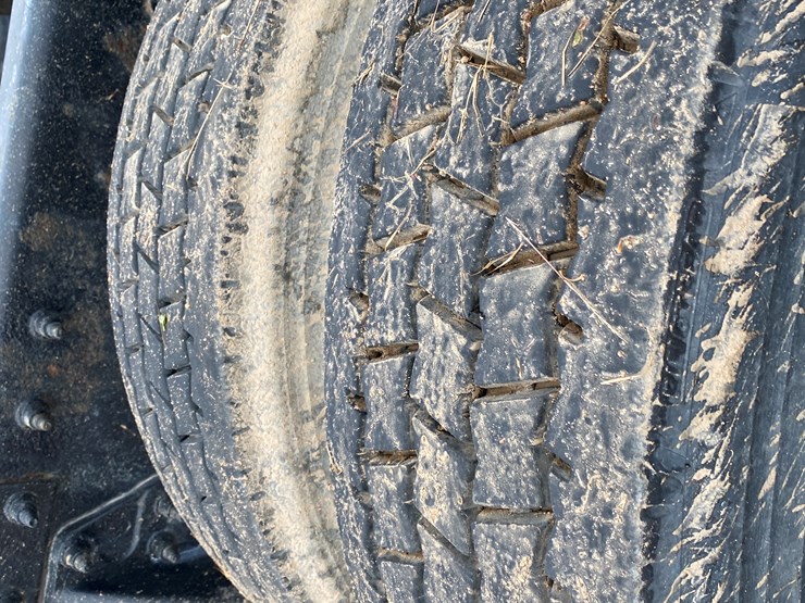 2012-peterbilt-384-image-33