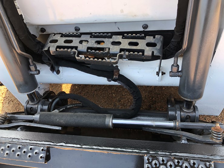 2014-bobcat-s650-image-27