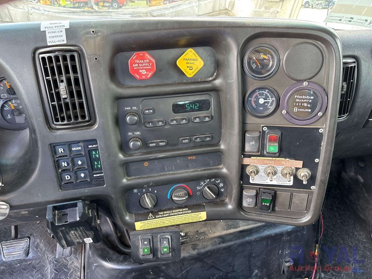 2009-gmc-c8500-altec-dm47-47ft-insulated-derrick-digger-truck-image-58