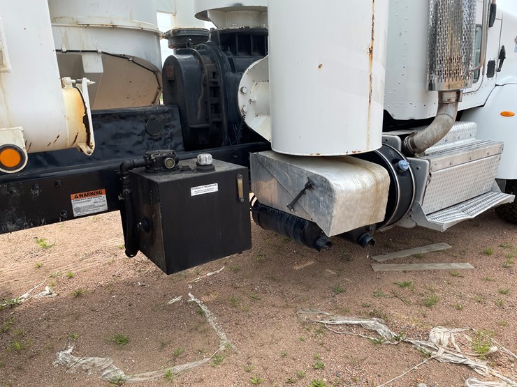 2011-peterbilt-365-image-47