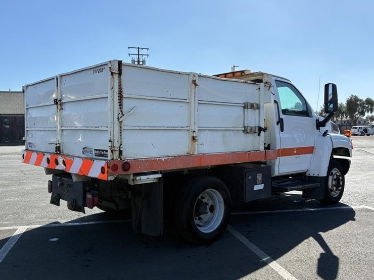 2005-chevrolet-c4500-stakebed-truck-image-3