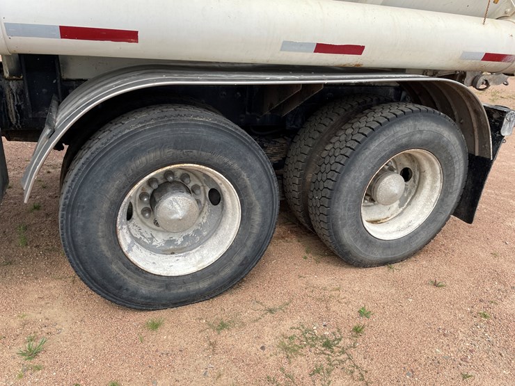 2011-peterbilt-365-image-29