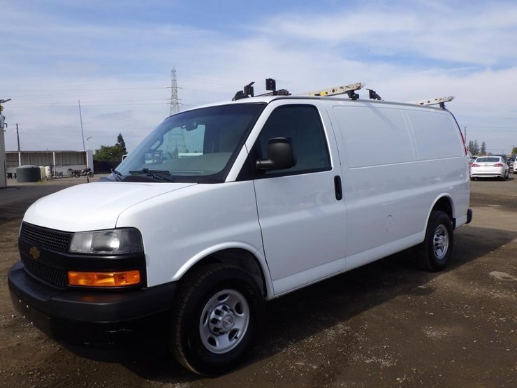 2018-chevrolet-express-2500-image-1