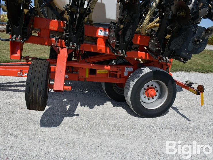 2017-kuhn-1205-gladiator-12-row-strip-till-image-20