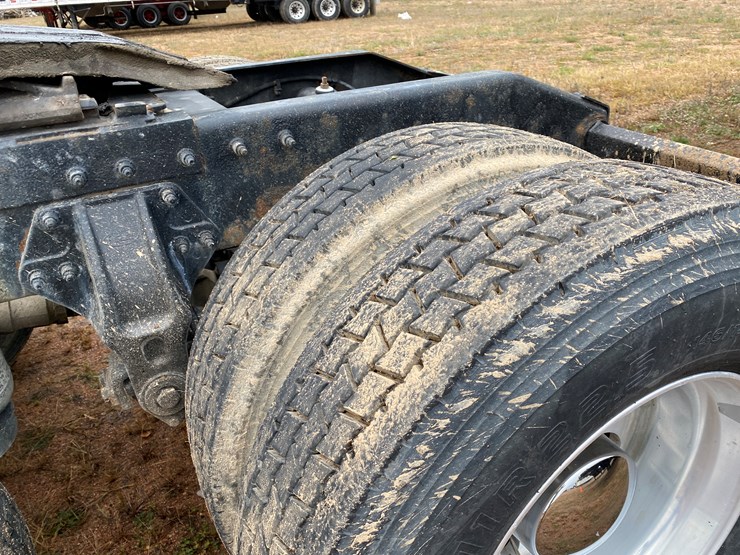 2012-peterbilt-384-image-31