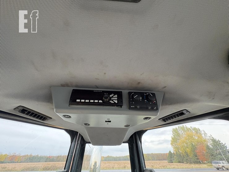 2021-deere-700l-image-17