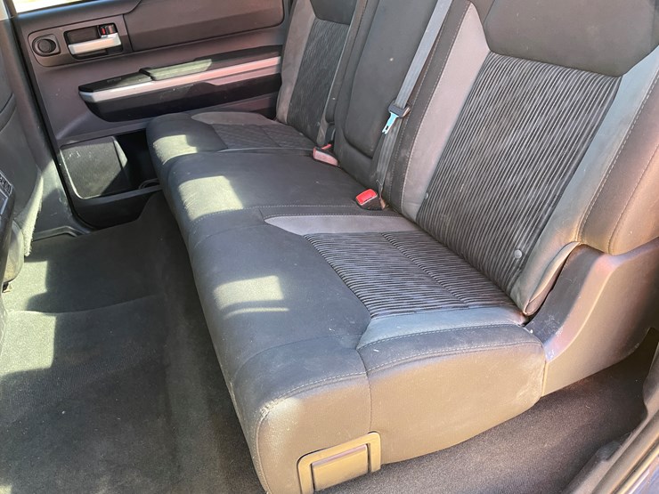 2015-toyota-tundra-sr5-image-39