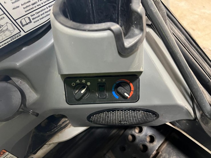 2023-bobcat-t770-image-26