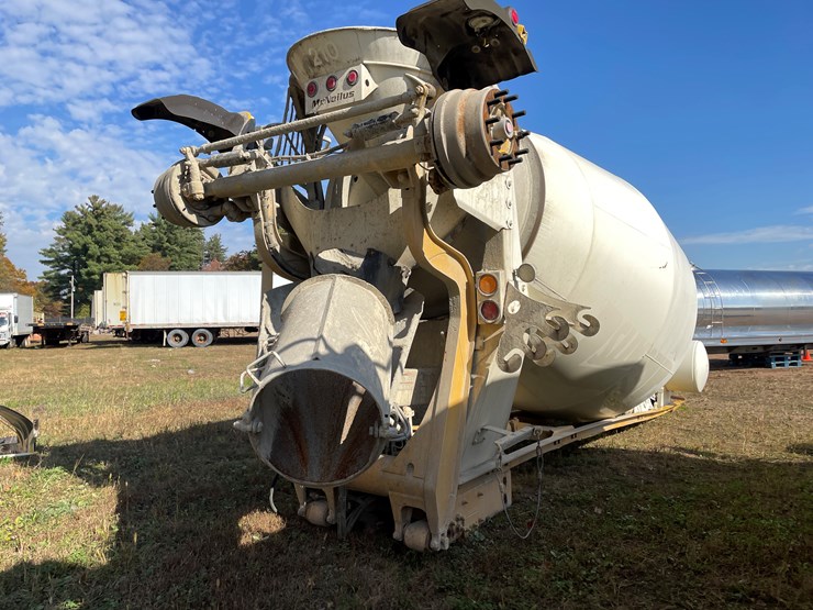#3372-•-mcneilus-cement-mixer-drum-with-chutes-and-controls-image-4