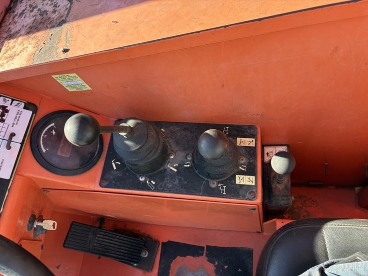 2013-jlg-8042-image-17