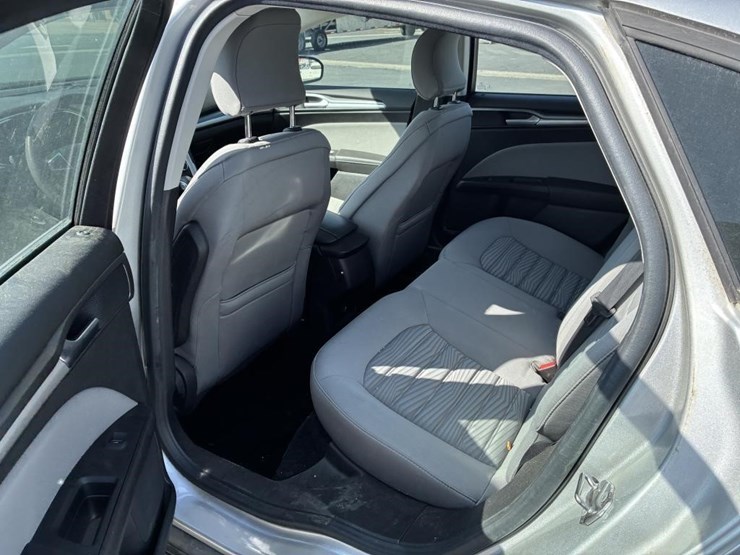 2016-ford-fusion-sedan-image-10