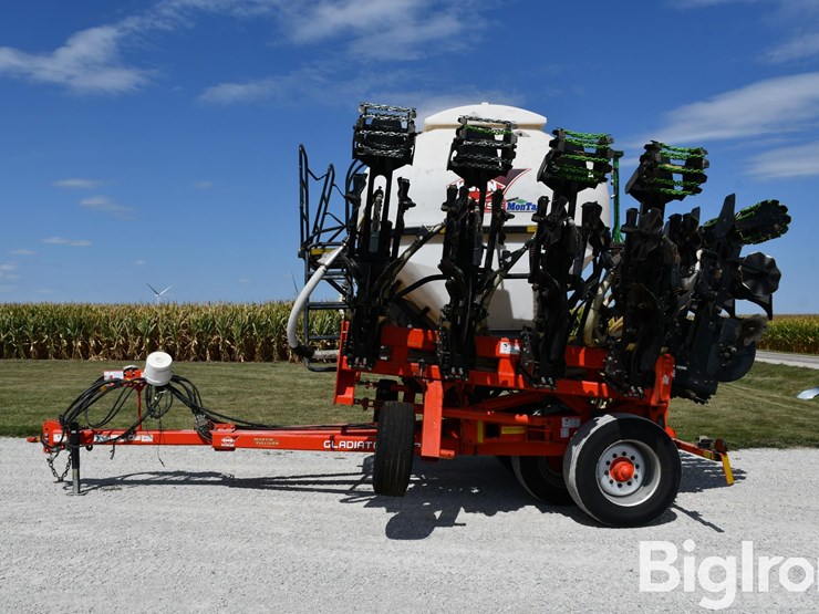 2017-kuhn-1205-gladiator-12-row-strip-till-image-8