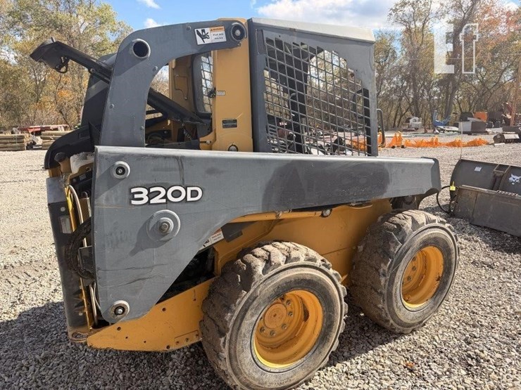 2012-deere-320d-image-2