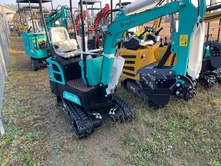 #1694-•-agt-qh12r-mini-excavator-image-3