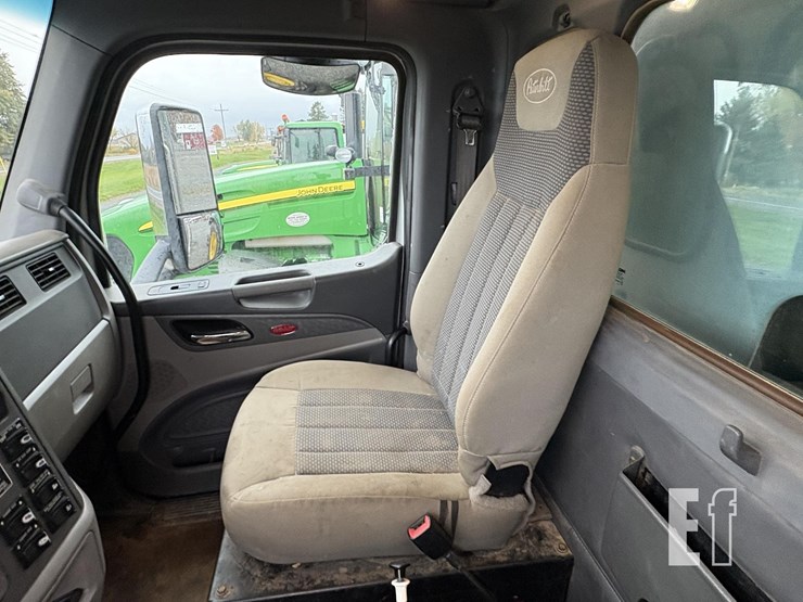 2015-peterbilt-567-image-30