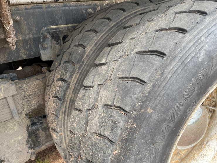 2011-peterbilt-365-image-36