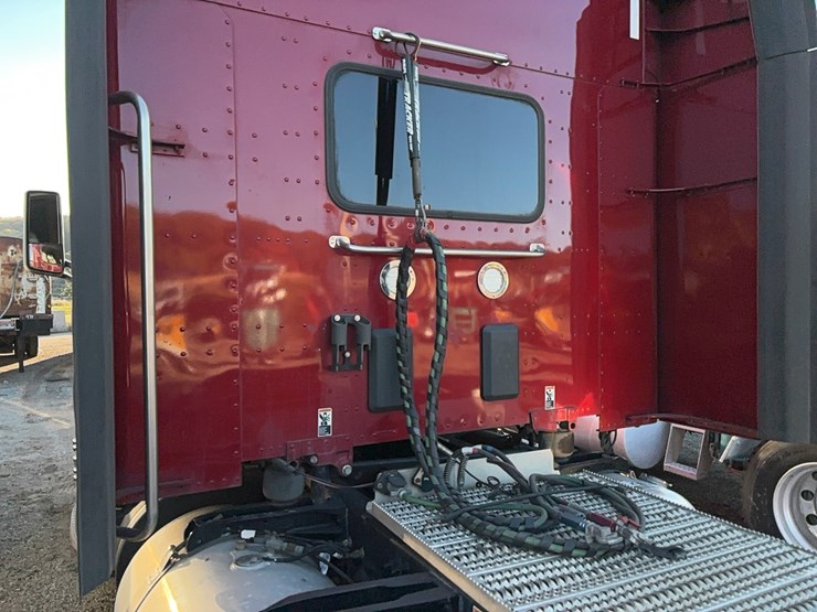 2020-peterbilt-579-image-12