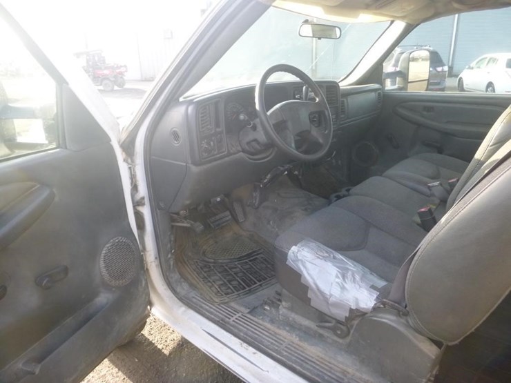 2004-chevrolet-3500-image-8