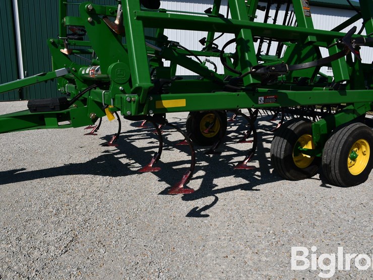 2013-john-deere-2210l-image-16