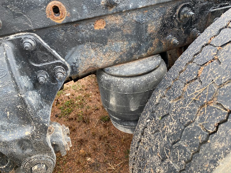 2012-peterbilt-384-image-43