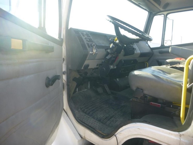 2001-freightliner-fl70-image-11