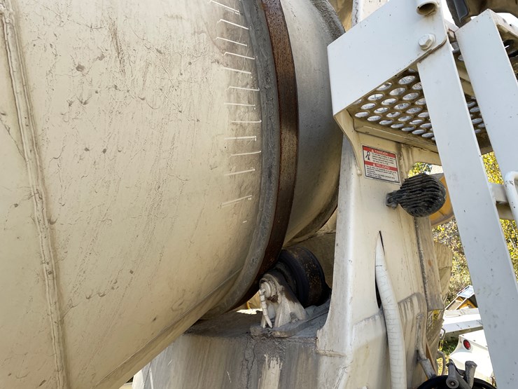 #3372-•-mcneilus-cement-mixer-drum-with-chutes-and-controls-image-13
