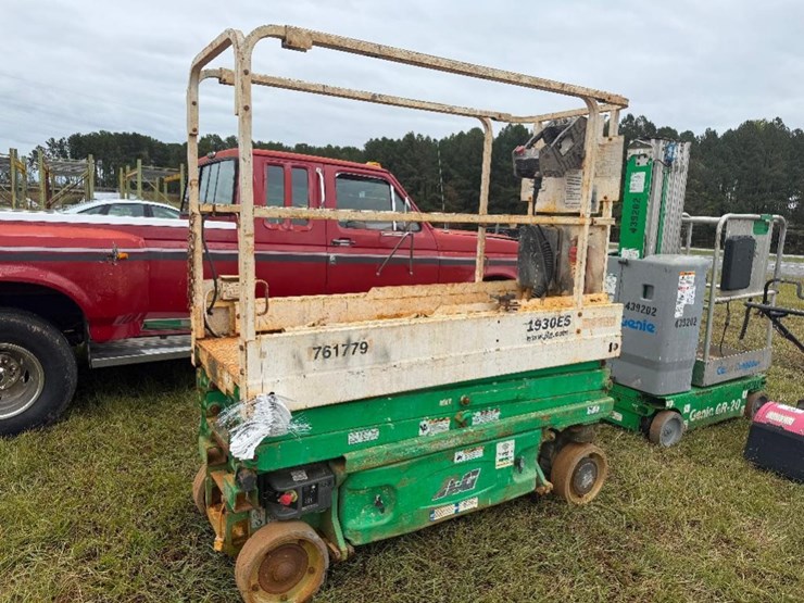 jlg-scissor-lift-image-4