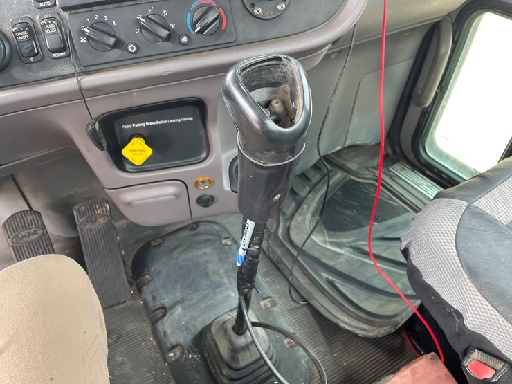 2011-peterbilt-365-image-64