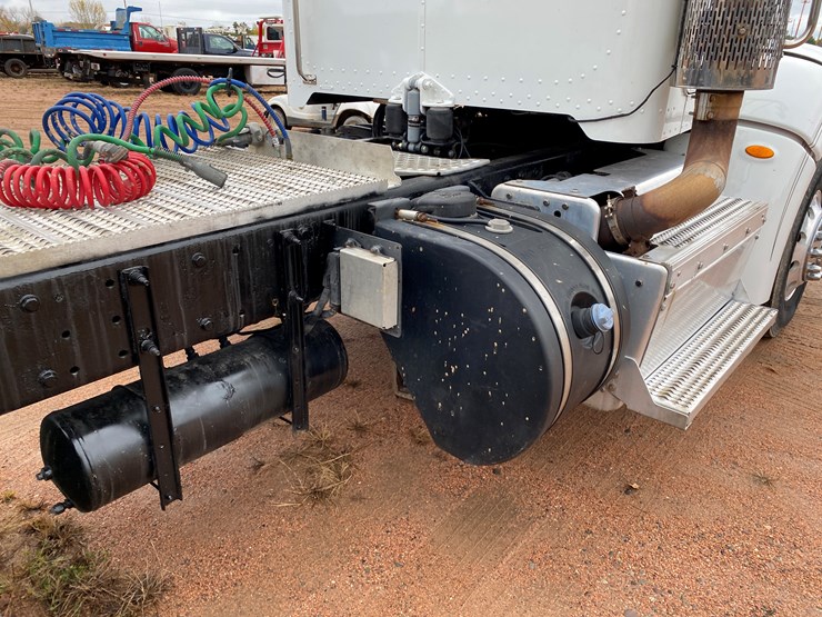 2012-peterbilt-384-image-44