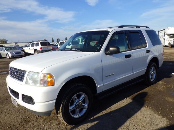 2004-ford-explorer-image-1