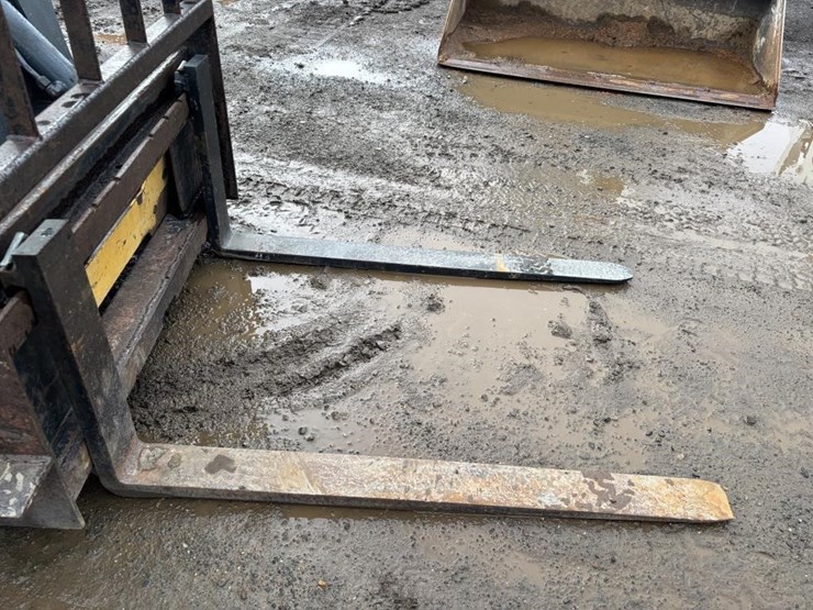 2019-deere-325g-image-10