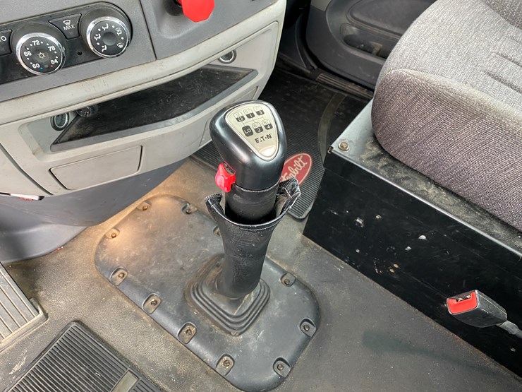 2017-peterbilt-567-image-40