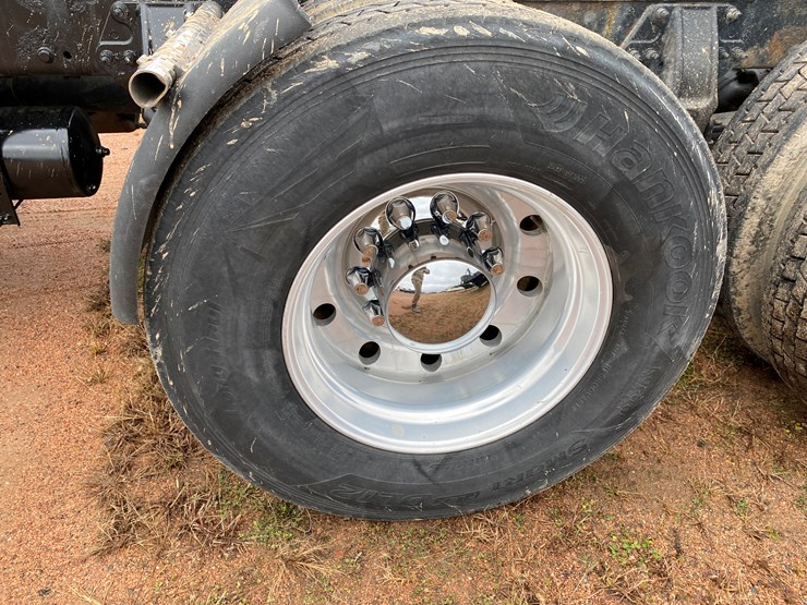 2012-peterbilt-384-image-29