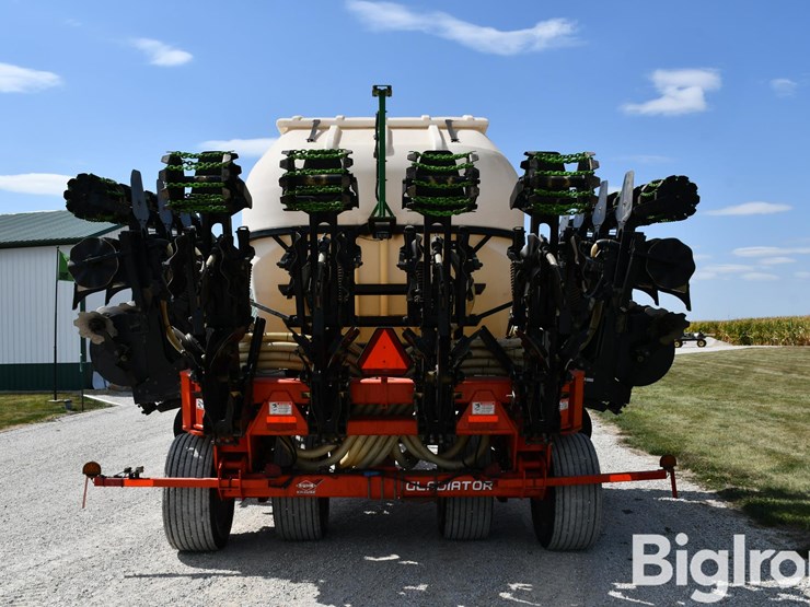 2017-kuhn-1205-gladiator-12-row-strip-till-image-6
