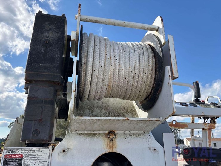 2009-gmc-c8500-altec-dm47-47ft-insulated-derrick-digger-truck-image-27