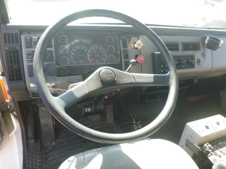 freightliner-fl70-image-11